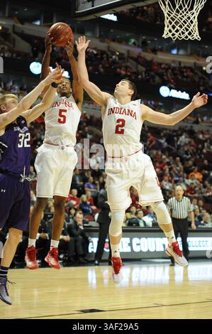 12 mars 2015 : Troy Williams (5), attaquant des Hoosiers de l'Indiana, obtient le rebond alors que Nick Zeisloft (2), garde des Hoosiers de l'Indiana, tente en première mi-temps lors du match du tournoi de basket-ball masculin Big Ten 2015 entre les Northwestern Wildcats et les Indiana Hoosiers au United Center de Chicago, Illinois. Patrick Gorski/CSM(image crédit : © Patrick Gorski/Cal Sport Media/ZUMAPRESS.com) Banque D'Images