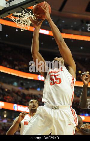 12 mars 2015 : le centre des Buckeyes de l'Ohio State Trey McDonald (55 ans) rebondit en première mi-temps lors du match du tournoi de basket-ball masculin Big Ten 2015 entre les Golden Gophers du Minnesota et les Buckeyes de l'Ohio State au United Center de Chicago, Illinois. Patrick Gorski/CSM(image crédit : © Patrick Gorski/Cal Sport Media/ZUMAPRESS.com) Banque D'Images