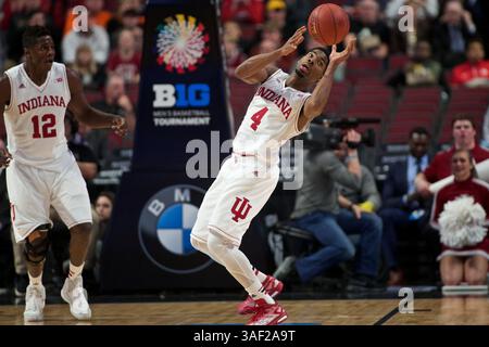 12 mars 2015 - Chicago, Illinois, U. S - Robert Johnson (4) des Indiana Hoosiers contrôle un rebond dans la première moitié du match entre les Northwestern Wildcats et les Indiana Hoosiers au United Center, Chicago, Illinois. (Crédit image : © Scott Stuart/ZUMA Wire) Banque D'Images