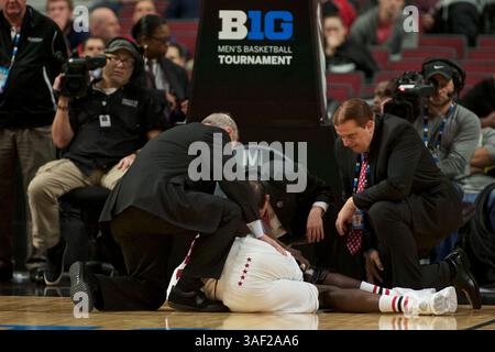 12 mars 2015 - Chicago, Illinois, U. S - Hanner Mosquera-Perea (12 ans) des Hoosiers de l'Indiana tombe avec une blessure dans la seconde moitié du match entre les Wildcats du Nord-Ouest et les Hoosiers de l'Indiana au United Center, Chicago, Illinois. (Crédit image : © Scott Stuart/ZUMA Wire) Banque D'Images