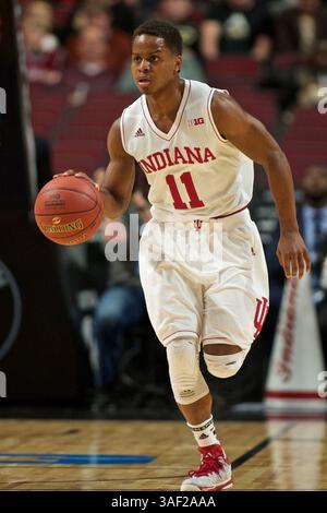 12 mars 2015 - Chicago, Illinois, U. S - Kevin Ferrell (11 ans) des Hoosiers de l'Indiana amène la balle sur le terrain dans la première moitié du match entre les Northwestern Wildcats et les Hoosiers de l'Indiana au United Center, Chicago, Illinois. (Crédit image : © Scott Stuart/ZUMA Wire) Banque D'Images