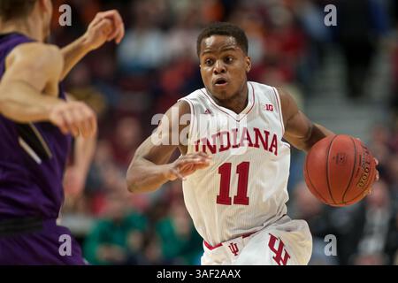 12 mars 2015 - Chicago, Illinois, U. S - Kevin Ferrell (11 ans) des Hoosiers de l'Indiana amène la balle sur le terrain dans la première moitié du match entre les Northwestern Wildcats et les Hoosiers de l'Indiana au United Center, Chicago, Illinois. (Crédit image : © Scott Stuart/ZUMA Wire) Banque D'Images