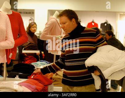 25 novembre 2005 ; Manhattan, NY, États-Unis ; NY PAPERS ÉPUISÉS. Un acheteur regarde la marchandise le vendredi fou à Bloomingdale's sur la 59e rue, généralement l'une des journées de shopping les plus achalandées de l'année. Crédit obligatoire : photo de Bryan Smith/ZUMA Press. (©) Copyright 2005 par Bryan Smith Banque D'Images