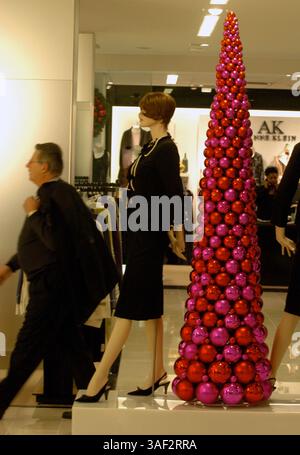 25 novembre 2005 ; Manhattan, NY, États-Unis ; NY PAPERS ÉPUISÉS. Shopper passe devant des mannequins le Black Friday chez Bloomingdale's sur 59th Street, généralement l'une des journées de shopping les plus achalandées de l'année. Crédit obligatoire : photo de Bryan Smith/ZUMA Press. (©) Copyright 2005 par Bryan Smith Banque D'Images
