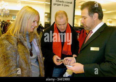 25 novembre 2005 ; Manhattan, NY, États-Unis ; NY PAPERS ÉPUISÉS. Richard Mast (R), vice-président et directeur général de Bloomingdale's s'adressant aux clients. Black Friday chez Bloomingdale's sur la 59e rue, généralement l'une des journées de shopping les plus achalandées de l'année. Crédit obligatoire : photo de Bryan Smith/ZUMA Press. (©) Copyright 2005 par Bryan Smith Banque D'Images