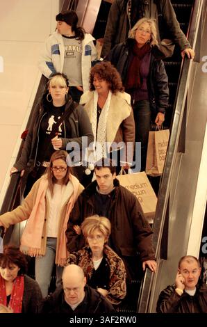 25 novembre 2005 ; Manhattan, NY, États-Unis ; NY PAPERS ÉPUISÉS. Les acheteurs se déplacent dans le magasin. Black Friday chez Bloomingdale's sur la 59e rue, généralement l'une des journées de shopping les plus achalandées de l'année. Crédit obligatoire : photo de Bryan Smith/ZUMA Press. (©) Copyright 2005 par Bryan Smith Banque D'Images