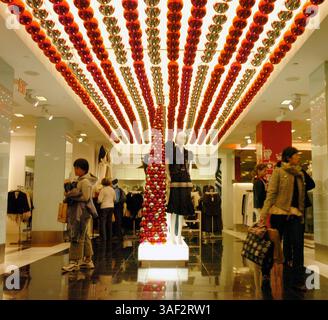 25 novembre 2005 ; Manhattan, NY, États-Unis ; NY PAPERS ÉPUISÉS. Les décorations des fêtes bordent le plafond pendant que les acheteurs se fraient un chemin dans le magasin. Black Friday chez Bloomingdale's sur la 59e rue, généralement l'une des journées de shopping les plus achalandées de l'année. Crédit obligatoire : photo de Bryan Smith/ZUMA Press. (©) Copyright 2005 par Bryan Smith Banque D'Images