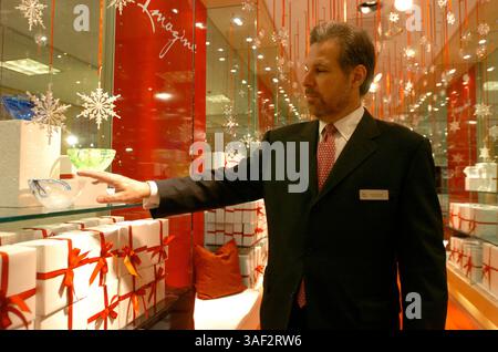 25 novembre 2005 ; Manhattan, NY, États-Unis ; NY PAPERS ÉPUISÉS. Richard Mast, vice-président et directeur général de Bloomingdale's patrouille dans le magasin. Black Friday chez Bloomingdale's sur la 59e rue, généralement l'une des journées de shopping les plus achalandées de l'année. Crédit obligatoire : photo de Bryan Smith/ZUMA Press. (©) Copyright 2005 par Bryan Smith Banque D'Images