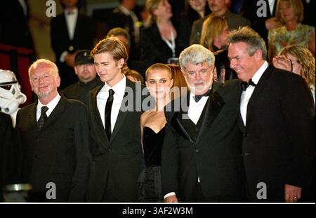 15 mai 2005 ; Cannes, France ; GEORGE LUCAS, NATALIE PORTMAN, HAYDEN CHRISTENSEN et ANTHONY DANIELS lors de la première de "Star Wars : Episode III" lors du 58ème festival de Cannes. Crédit obligatoire : photo de Frederic Injimbert/ZUMA Press. (©) Copyright 2005 par Frederic Injimbert Banque D'Images