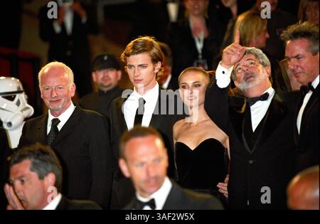 15 mai 2005 ; Cannes, France ; GEORGE LUCAS, NATALIE PORTMAN, HAYDEN CHRISTENSEN et ANTHONY DANIELS lors de la première de "Star Wars : Episode III" lors du 58ème festival de Cannes. Crédit obligatoire : photo de Frederic Injimbert/ZUMA Press. (©) Copyright 2005 par Frederic Injimbert Banque D'Images