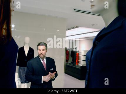 25 novembre 2005 ; Manhattan, NY, États-Unis ; NY PAPERS ÉPUISÉS. Richard Mast, vice-président et directeur général de Bloomingdale's, s'entretient avec les gérants de magasin avant l'ouverture du magasin. Black Friday chez Bloomingdale's sur la 59e rue, généralement l'une des journées de shopping les plus achalandées de l'année. Crédit obligatoire : photo de Bryan Smith/ZUMA Press. (©) Copyright 2005 par Bryan Smith Banque D'Images