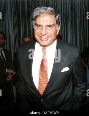 21 nov. 2004 ; New Delhi, INDE ; (PHOTO DE DOSSIER) L'homme d'affaires indien RATAN TATA, président de Tata Group, se présente lors d'une réception à New Delhi. Ratan Tata a été nommé « homme d'affaires asiatique de l'année » par Forbes. Banque D'Images