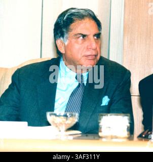 21 nov. 2004 ; New Delhi, INDE ; (PHOTO DE DOSSIER) L'homme d'affaires indien RATAN TATA, président de Tata Group, se présente lors d'une réception à New Delhi. Ratan Tata a été nommé « homme d'affaires asiatique de l'année » par Forbes. Banque D'Images