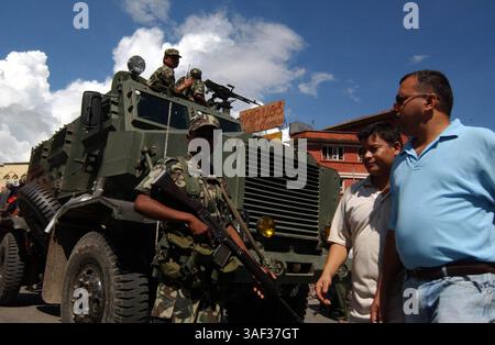 KATMANDOU, NÉPAL - 10 SEPTEMBRE 2003 : promenade piétonne népalaise passant devant un véhicule blindé dans la rue principale de Katmandou. La violence et les protestations ont dégénéré au Népal après que les guérilleros maoïstes se sont battus pour abolir la monarchie. Des milliers de partisans des cinq principaux partis politiques ont été arrêtés alors qu’ils appelaient le roi à rétablir le gouvernement élu qu’il avait démis en octobre 2002. Photo de Edy Purnomo/JiwaFoto/ZUMA Press Banque D'Images