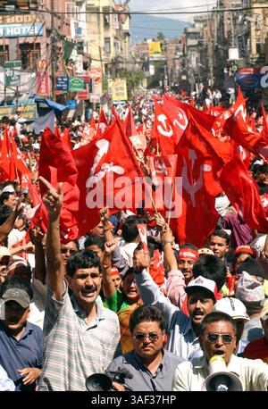 KATMANDOU, NÉPAL - 10 SEPTEMBRE 2003 : des manifestants népalais de la Patry communiste du Népal (CPN-UML) crient des slognes anti-gouvernementales tout en hissant leurs drapeaux lors d'une manifestation dans la rue principale de katmandou. La violence et les protestations ont dégénéré au Népal après que les guérilleros maoïstes se sont battus pour abolir la monarchie. Des milliers de partisans des cinq principaux partis politiques ont été arrêtés alors qu’ils appelaient le roi à rétablir le gouvernement élu qu’il avait démis en octobre 2002. Photo de Edy Purnomo/JiwaFoto/ZUMA Press Banque D'Images