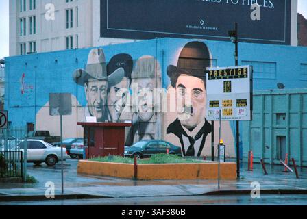 09 janv. 2005 ; Los Angeles, CA, États-Unis ; une murale représentant Elvis Presley, Marilyn Monroe et Charles Chaplin à l'arrière de la Stella Adler Academy sur Hollywood Boulevard à West Hollywood, Californie. Banque D'Images