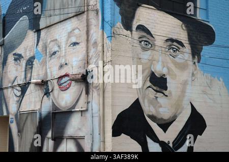 10 janvier 2005 ; Los Angeles, CA, États-Unis ; une murale représentant Elvis Presley, Marilyn Monroe et Charles Chaplin à l'arrière de la Stella Adler Academy sur Hollywood Boulevard à West Hollywood. Banque D'Images