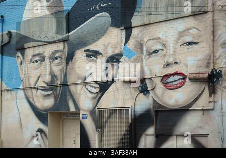 09 janv. 2005 ; Los Angeles, CA, États-Unis ; une murale représentant Elvis Presley, Marilyn Monroe et Charles Chaplin à l'arrière de la Stella Adler Academy sur Hollywood Boulevard à West Hollywood, Californie. Banque D'Images