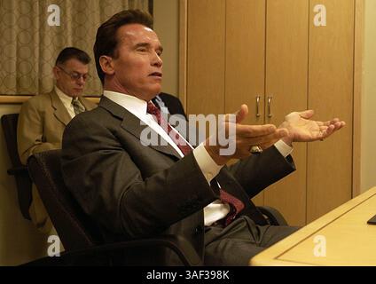 17 janvier 2005 ; Sacramento, Californie, États-Unis ; le gouverneur ARNOLD SCHWARZENEGGER s'adresse mardi au comité éditorial de Sacramento Bee. Derrière lui à gauche se trouve Walter von Huene, un assistant du gouverneur. Banque D'Images