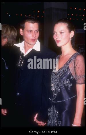 24 février 1997 ; Hollywood, CA, États-Unis ; L'acteur JOHNNY DEPP et sa petite amie, le mannequin KATE Moss assistent à la première de ''Donnie Brasco'' au théâtre Cineplex Odeon de Century City, CA. (Michelson-Hutchins/1997) Banque D'Images