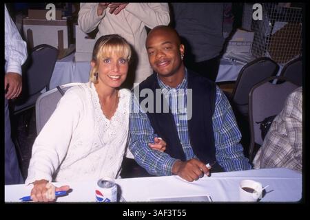 5 octobre 1996 ; Hollywood, CA, États-Unis ; les anciens castmates DANA PLATO et TODD BRIDGES assistent au Ray courts Memabilia Show qui s'est tenu à l'hôtel Beverly Garland à N. Hollywood, CA. Banque D'Images