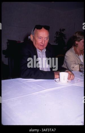 29 avril 1996 ; Hollywood, CA, États-Unis ; le romancier HAROLD ROBBINS assiste à la table ronde West Luncheon tenue au Balboa Bay Club à Newport Beach, en Californie (Michelson-Roger Karnbad/1996) Banque D'Images