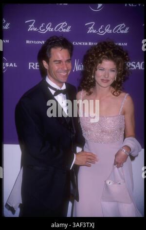 9 décembre 1998 ; Will and Grace de la télévision, les acteurs DEBRA MESSING et ERIC MCCORMACK assistent au Fire & Ice Ball du programme de recherche sur le cancer des femmes de Revlon-UCLA qui s'est tenu à Los Angeles, CA. (Michelson-R. Hansen/1998) Banque D'Images