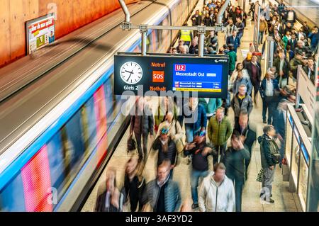 Großer Andrang von Messebesuchern im U-Bahnhof Messestadt West, Eröffnung der bauma 2025 am Montagmorgen, weltweit größte Baumaschinenmesse, Messe München, 7. Avril 2025 Deutschland, München, 7. Avril 2025, U-Bahnhof Messestadt West : viele Messebesucher strömen zur Bauma 2025, der weltweit größten Baumaschinenmesse, Großer Andrang von Messebesuchern zur Eröffnung am Montagmorgen, U-Bahn Linie U2 im U-Bahnhof Messestadt West, fährt weiter zur Endhaltestelle Messestadt Ost, die Messe findet alle drei Jahre statt, Messegelände München, 7.-13. Avril 2025, Messe München, Weltleitmesse für Baumaschi Banque D'Images