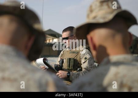 04 avril 2005 ; CampTaqaddum, Irak ; second Lt. DAVID CRABBE, commandant de convoi et natif de Woodlands, Texas, donne aux Marines of combat Logistics Regiment 25 et aux policiers militaires du 2e bataillon MP leur convoi avant de mener une mission de ravitaillement à une autre base dans la zone d'opération. Crédit obligatoire : photo du caporal C.J. Yard/DOD/ZUMA Press. (©) Copyright 2005 par US DOD photo Banque D'Images