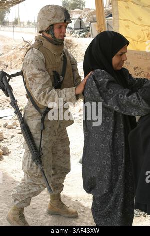 04 avril 2005 ; Falloujah, Irak ; chercher les femmes et les enfants irakiens est un travail que les marines féminines peuvent faire. Contrairement au début des années 1900, les femmes dans l'armée d'aujourd'hui font plus que du travail de bureau. Le caporal Megan L. Phuhl de la Compagnie de communication, Bataillon du quartier général, 2e Division des Marines, aime tellement son travail qu'elle se porte volontaire pour travailler pendant ses jours de congé. Crédit obligatoire : photo du caporal Christi Prickett/DOD/ZUMA Press. (©) Copyright 2005 par US DOD photo Banque D'Images