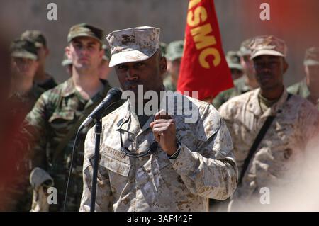 07 avril 2005 ; barrage de Hadithah, Irak ; le sergent Major JOHN L. ESTRADA, sergent-major du corps des Marines, parle aux Marines, aux marins et aux soldats azerbaïdjanais servant au barrage de Hadithah. Le message du seneur de CorpsÕ a encouragé les militaires à dire que leur service a été inestimable pour la sécurité et la stabilité du peuple irakien. Crédit obligatoire : photo du caporal Rocco C. DeFilippis/DOD/ZUMA Press. (©) Copyright 2005 par US DOD photo Banque D'Images