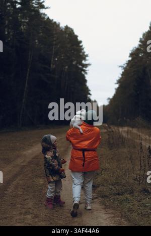 Femme marchant dans la forêt avec un chien Banque D'Images