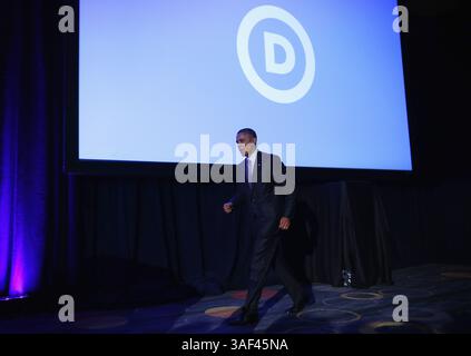 20 février 2015 - Washington, District of Columbia, États-Unis d'Amérique - le président des États-Unis Barack Obama arrive pour parler aux démocrates lors de la session générale de la réunion d'hiver du DNC 2015 le 20 février 2015 à Washington, DC. Le président Obama a pris la parole lors de l'événement et a participé à une table ronde. . Crédit : Alex Wong / Pool via CNP (crédit image : © Alex Wong/CNP/ZUMAPRESS.com) Banque D'Images