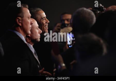 20 février 2015 - Washington, District of Columbia, États-Unis d'Amérique - le président des États-Unis Barack Obama (3e l) salue les démocrates lors de la session générale de la réunion d'hiver du DNC 2015 le 20 février 2015 à Washington, DC. Le président Obama a pris la parole lors de l'événement et a participé à une table ronde. . Crédit : Alex Wong / Pool via CNP (crédit image : © Alex Wong/CNP/ZUMAPRESS.com) Banque D'Images