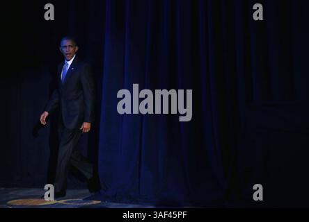 20 février 2015 - Washington, District of Columbia, États-Unis d'Amérique - le président des États-Unis, Barack Obama, arrive pour parler aux démocrates lors de la session générale de la réunion d'hiver du DNC 2015 le 20 février 2015 à Washington, DC. Le président Obama a pris la parole lors de l'événement et a participé à une table ronde. . Crédit : Alex Wong / Pool via CNP (crédit image : © Alex Wong/CNP/ZUMAPRESS.com) Banque D'Images