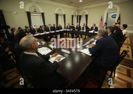 20 février 2015 - Washington, District of Columbia, États-Unis d'Amérique - le président des États-Unis, Barack Obama, prend la parole lors d'une réunion de l'Association des gouverneurs démocrates dans le bâtiment du bureau exécutif d'Eisenhower le 20 février 2015 à Washington, DC. Les gouverneurs du pays sont à Washington, DC, pour assister à la réunion d'hiver de l'Association des gouverneurs nationaux. . Crédit : Alex Wong / Pool via CNP (crédit image : © Alex Wong/CNP/ZUMAPRESS.com) Banque D'Images