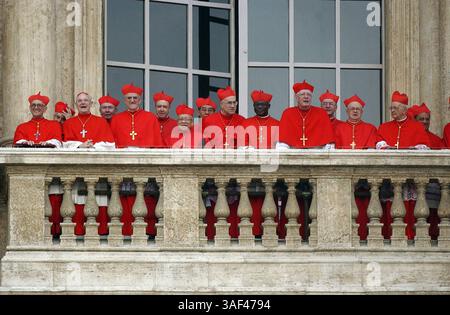 19 avril 2005 ; Cité du Vatican, ITALIE ; Cardinaux, avec le nouveau pape, Joseph Ratzinger d'Allemagne, saluez la foule acclamée ci-dessous dans le Sqare de Pierre à la Cité du Vatican à Rome, Italie, le mardi 19 avril 2005. Crédit obligatoire : photo de Lisa Krantz/San Antonio Express-News/ZUMA Press. (©) Copyright 2005 Lisa Krantz/San Antonio Express-News Banque D'Images