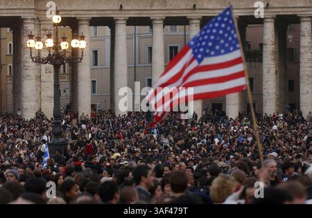 Avr 19, 2005 ; Vatican City, ITALY ; la place Pierre reste pleine de monde quelques instants après que le nouveau pape, Joseph Ratzinger d'Allemagne, a accueilli la foule à la Cité du Vatican à Rome, Italie, le mardi 19 avril 2005. Crédit obligatoire : photo de Lisa Krantz/San Antonio Express-News/ZUMA Press. (©) Copyright 2005 Lisa Krantz/San Antonio Express-News Banque D'Images