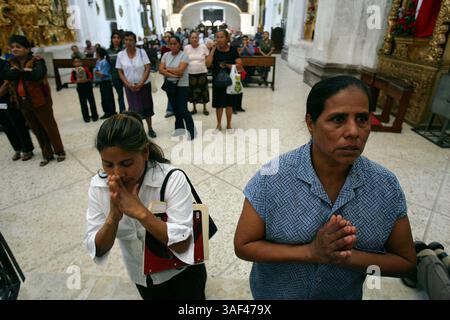 19 avril 2005 ; Tegucigalpa , HONDURAS ; les catholiques prient à la Cathédrale de l'Archange Micheal à Tegucigalpa, Honduras avant l'annonce d'un nouveau pape le mardi 19 avril 2005. Le cardinal hondurien Oscar Rodriguez Maradiaga était un des principaux candidats à ce siège. Crédit obligatoire : photo de Jerry Lara/San Antonio Express-News/ZUMA Press. (©) Copyright 2005 par Jerry Lara/San Antonio Express-News Banque D'Images