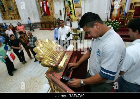 19 avril 2005 ; Tegucigalpa , HONDURAS ; les catholiques prient à la Cathédrale de l'Archange Micheal à Tegucigalpa, Honduras avant l'annonce d'un nouveau pape le mardi 19 avril 2005. Le cardinal hondurien Oscar Rodriguez Maradiaga était un des principaux candidats à ce siège. Crédit obligatoire : photo de Jerry Lara/San Antonio Express-News/ZUMA Press. (©) Copyright 2005 par Jerry Lara/San Antonio Express-News Banque D'Images