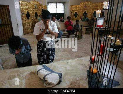 19 avril 2005 ; Tegucigalpa , HONDURAS ; fidèles prient après l'élection du cardinal allemand Joseph Ratzinger comme pape Benoît XVI. ils s'étaient réunis à la cathédrale de l'Archange Micheal à Tegucigalpa, Honduras, le mardi 19 avril 2005. Le cardinal hondurien Oscar Rodriguez Maradiaga était un des principaux candidats à ce siège. Crédit obligatoire : photo de Jerry Lara/San Antonio Express-News/ZUMA Press. (©) Copyright 2005 par Jerry Lara/San Antonio Express-News Banque D'Images