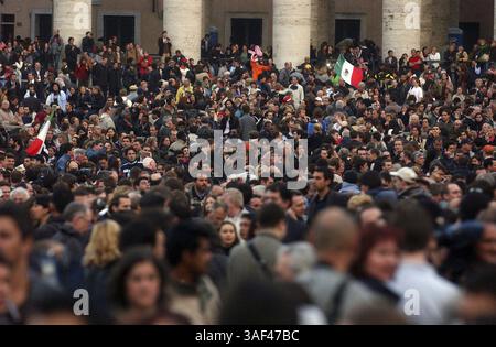Avr 19, 2005 ; Vatican City, ITALY ; la place Pierre reste pleine de monde quelques instants après que le nouveau pape, Joseph Ratzinger d'Allemagne, a accueilli la foule à la Cité du Vatican à Rome, Italie, le mardi 19 avril 2005. Crédit obligatoire : photo de Lisa Krantz/San Antonio Express-News/ZUMA Press. (©) Copyright 2005 Lisa Krantz/San Antonio Express-News Banque D'Images