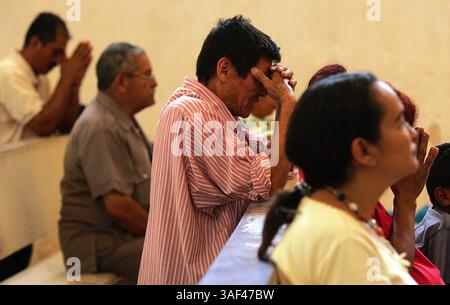 19 avril 2005 ; Tegucigalpa , HONDURAS ; les fidèles prient après l'élection du cardinal allemand Joseph Ratzinger comme pape Benoît XVI. ils s'étaient réunis à la cathédrale de l'Archange Micheal à Tegucigalpa, Honduras, le mardi 19 avril 2005. Le cardinal hondurien Oscar Rodriguez Maradiaga était un des principaux candidats à ce siège. Crédit obligatoire : photo de Jerry Lara/San Antonio Express-News/ZUMA Press. (©) Copyright 2005 par Jerry Lara/San Antonio Express-News Banque D'Images