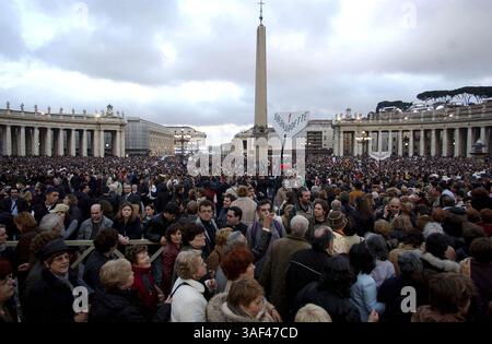 19 avril 2005 ; Cité du Vatican, ITALIE ; la célébration de la nomination du nouveau pape, Joseph Ratzinger d'Allemagne, se poursuit dans la Sqare de Pierre quelques instants après que le nouveau pape, Joseph Ratzinger d'Allemagne, a comparu devant la foule à la Cité du Vatican à Rome, Italie, le mardi 19 avril 2005. Crédit obligatoire : photo de Lisa Krantz/San Antonio Express-News/ZUMA Press. (©) Copyright 2005 Lisa Krantz/San Antonio Express-News Banque D'Images