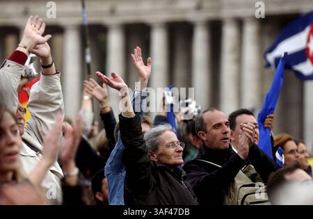19 avril 2005 ; Cité du Vatican, ITALIE ; les fidèles continuent de faire signe à la fenêtre de la Basilique de Pierre après que le nouveau pape, Joseph Ratzinger d'Allemagne, a quitté la fenêtre de la Cité du Vatican à Rome, Italie, le mardi 19 avril 2005. Crédit obligatoire : photo de Lisa Krantz/San Antonio Express-News/ZUMA Press. (©) Copyright 2005 Lisa Krantz/San Antonio Express-News Banque D'Images