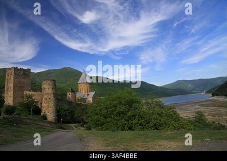 Ananuri - château médiéval, sur la rivière Aragvi, Géorgie Banque D'Images