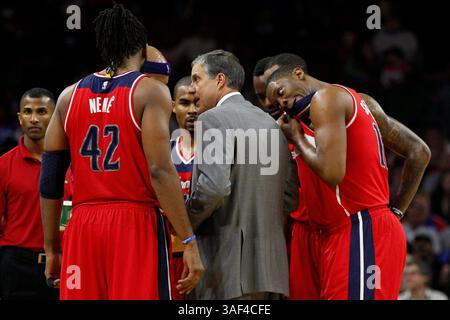 27 février 2015 : Randy Wittman, entraîneur-chef des Wizards de Washington, discute avec son équipe lors du match NBA entre les Wizards de Washington et les 76ers de Philadelphie au Wells Fargo Center de Philadelphie, en Pennsylvanie. (Crédit image : © Chris Szagola/Cal Sport Media/ZUMAPRESS.com) Banque D'Images