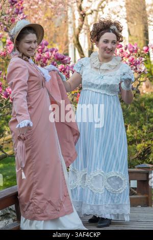 Une scène du passé - dames en vêtements vintage sur fond de fleurs magnolia arbres Banque D'Images