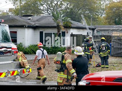 27 février 2015 - Largo, Floride, États-Unis - JIM DAMASKE | Times. Cinq personnes ont été déplacées et une maison a été détruite par un grand incendie à Largo vendredi matin, ont indiqué les autorités. Les pompiers ont été appelés au 929 15th Ave. SW à 11h15, a déclaré Doug Swartz, chef adjoint des pompiers de Largo. Environ 55 intervenants de cinq agences ont abattu les flammes en environ 45 minutes, a-t-il dit. Personne n'a été blessé, mais un chat à l'intérieur de la maison est mort. Au moment où les premiers camions sont arrivés sur les lieux, a déclaré Swartz, des flammes tiraient hors du grenier. L'incendie a poussé vers une maison voisine et endommagé un hangar, mais Banque D'Images