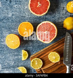 Tranches d'agrumes sur un comptoir avec planche à découper et couteau Banque D'Images